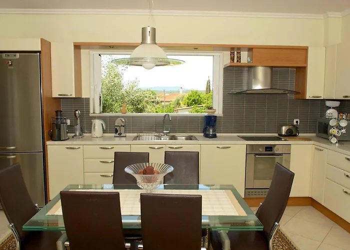 Luxury With A Swimming Pool In Lefkochoara, Messinias וילה *